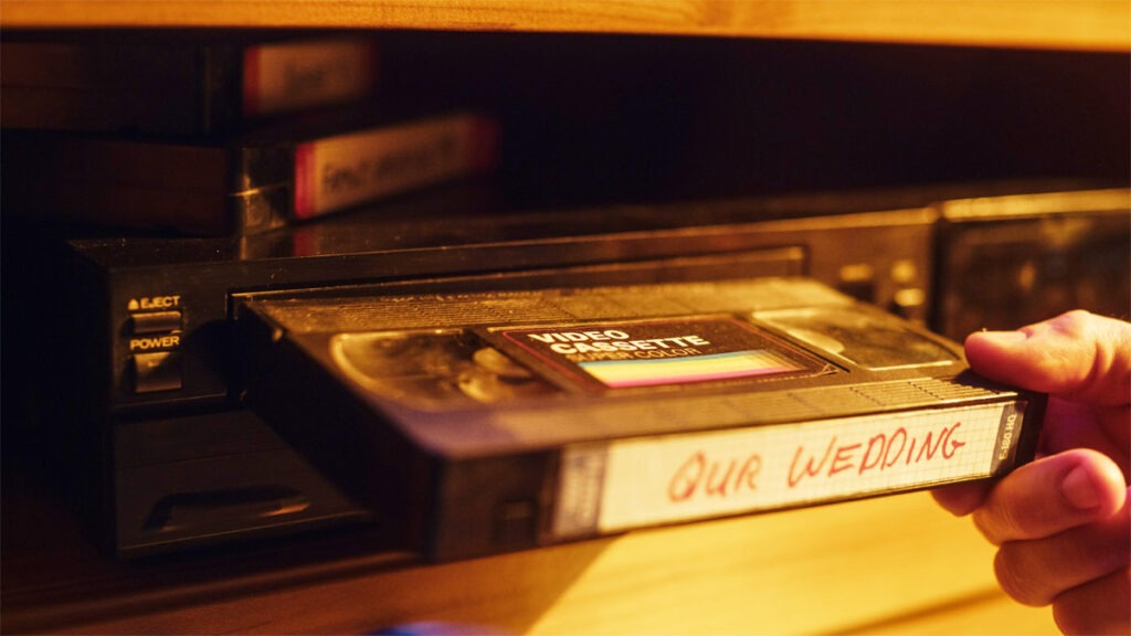 VHS-Kassette mit einem Hochzeitsvideo